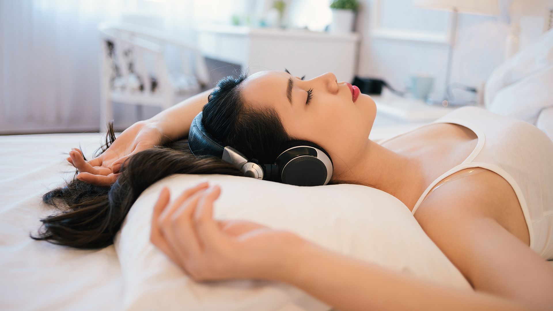 Музыку перед медитацией. Медитация в постели. Релакс для сна. Медитация для сна. Прослушивание музыки на ночь.