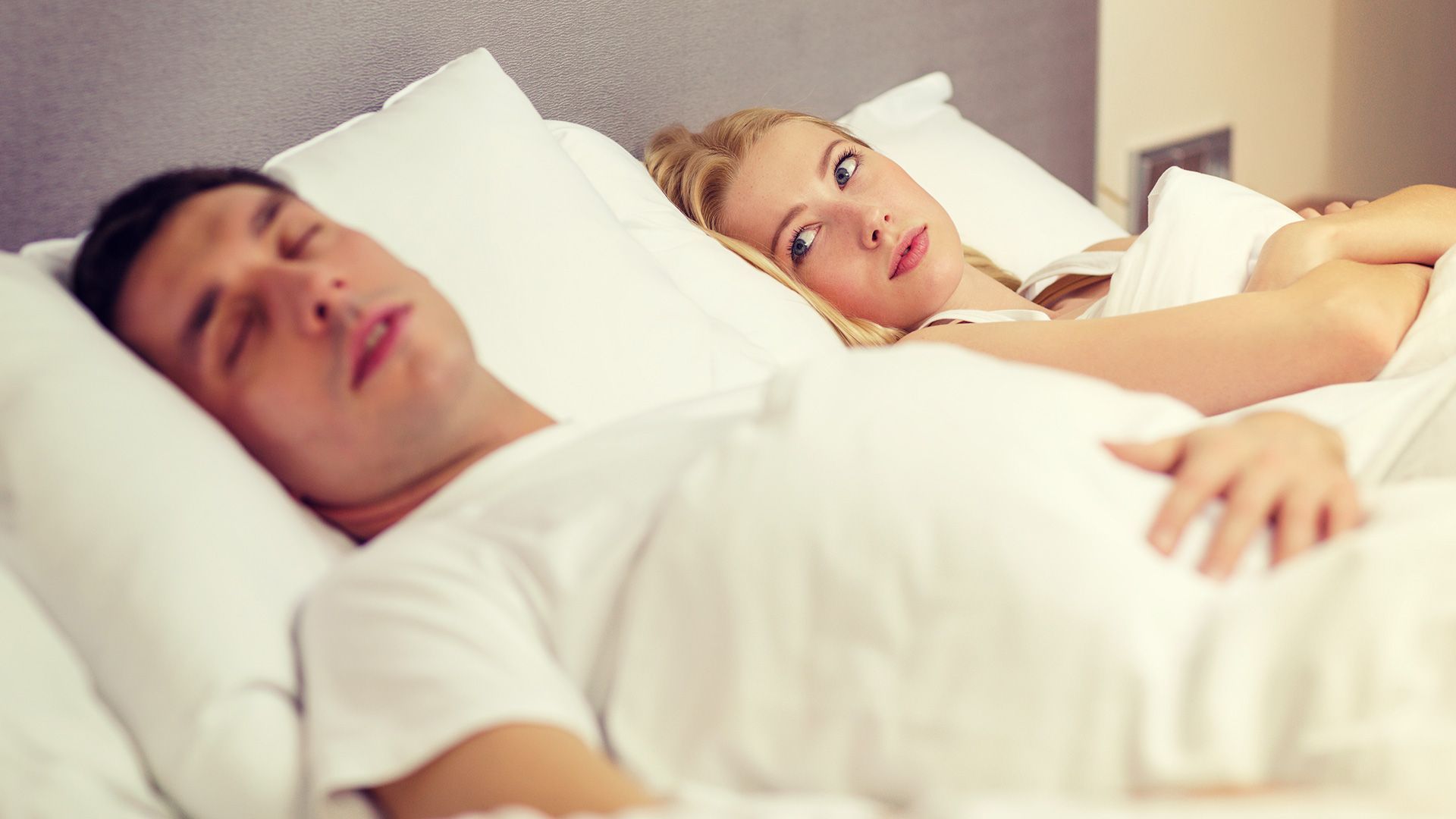 Спящий партнер. Сон семейной пары. Спать над женой. Спать в разных комнатах с мужем.