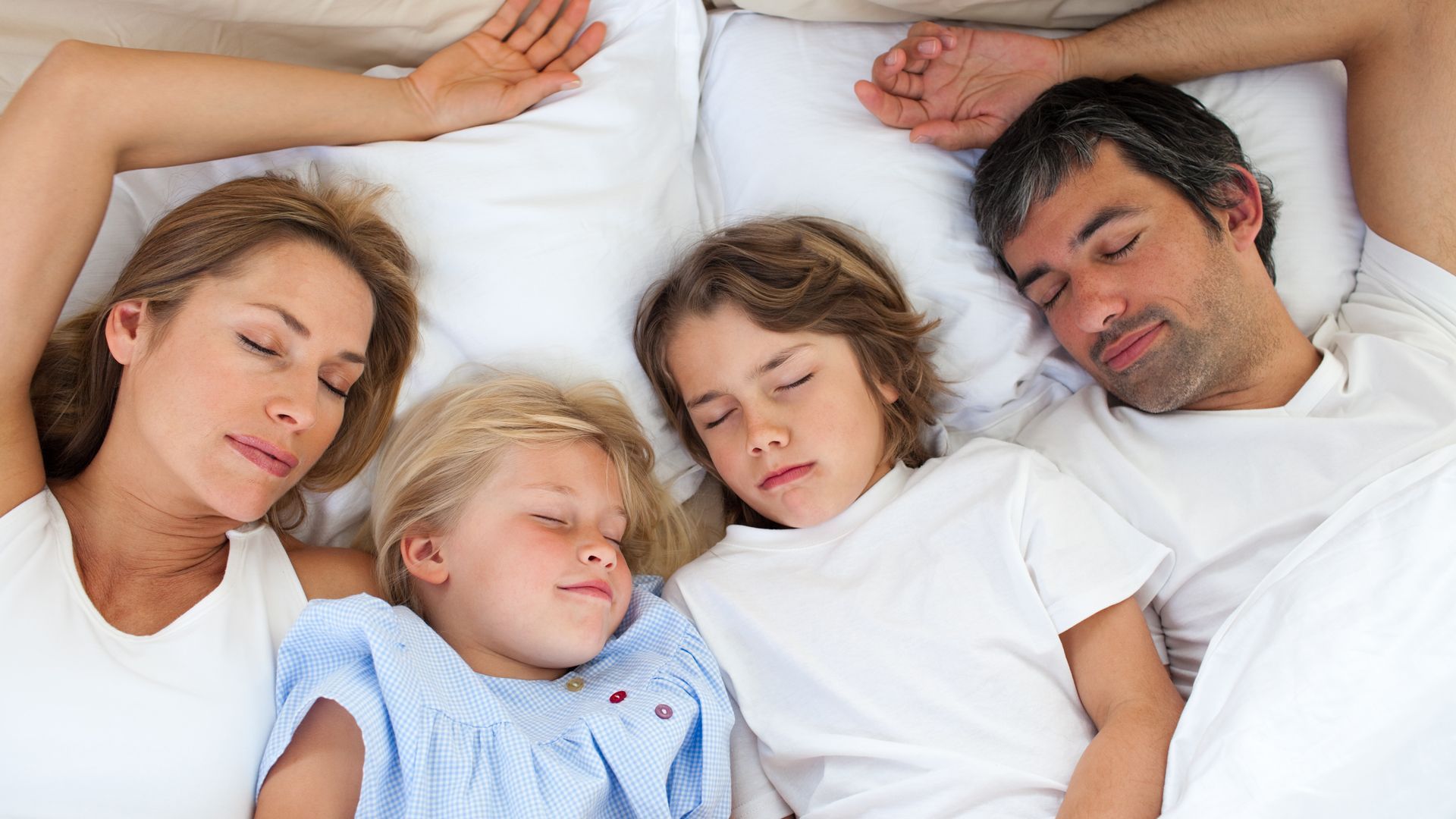Parents son. Семья спит. Ребенок в кровати с родителями. Семья в постели. Сон родители и дети.
