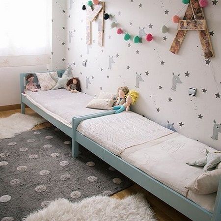 Kinderkamer met twee aparte bedden